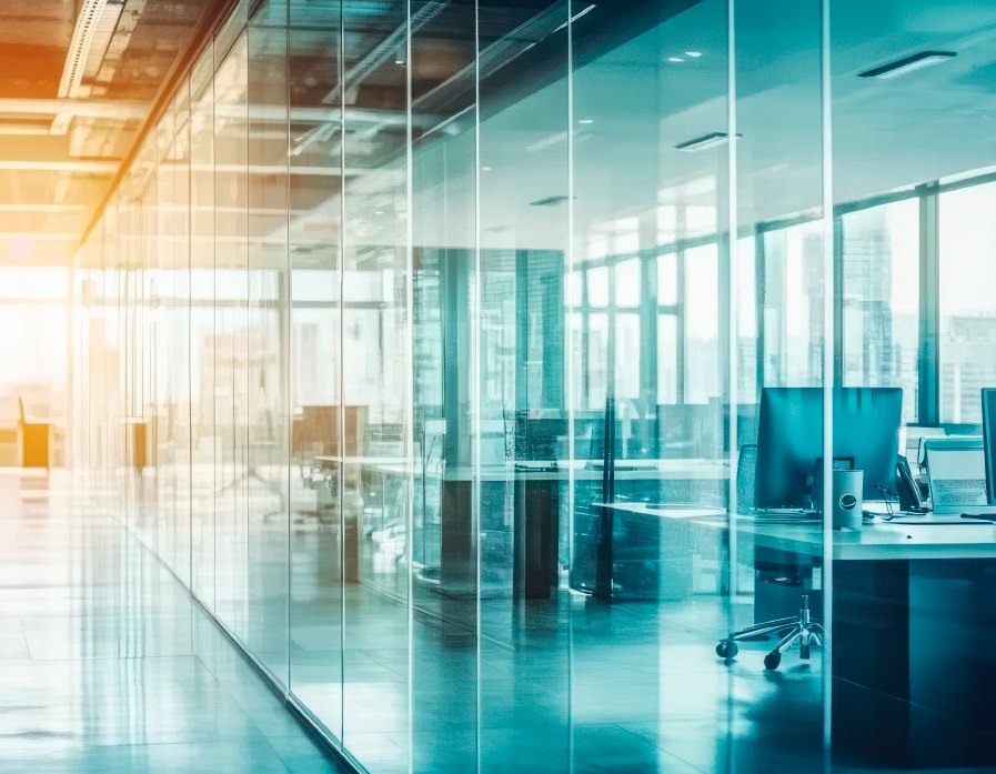 Corredor de oficinas con divisiones de vidrio